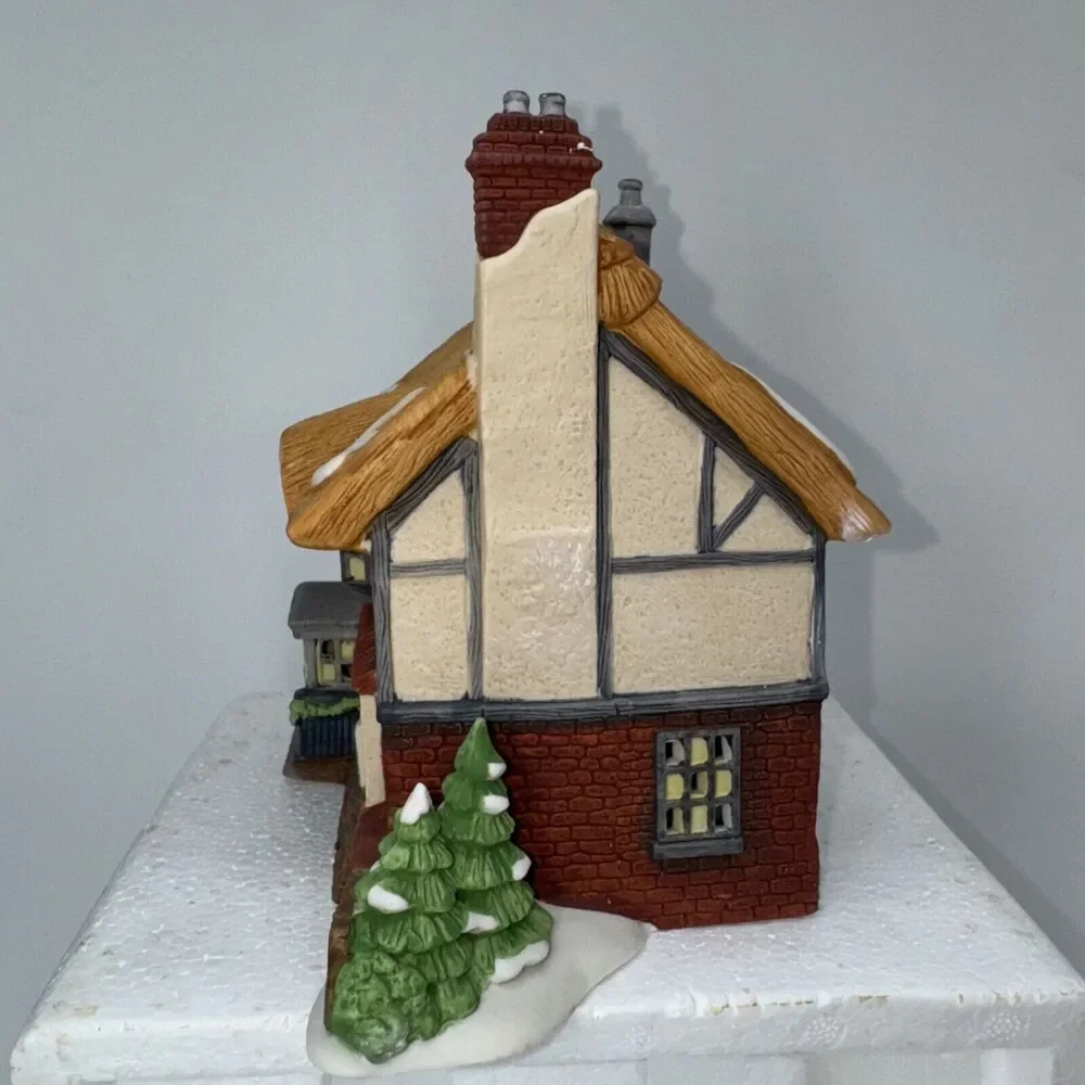 NEW Department 56 Dickens Village Copperfield Betsy Trotwood's Cottage 5550 Dept